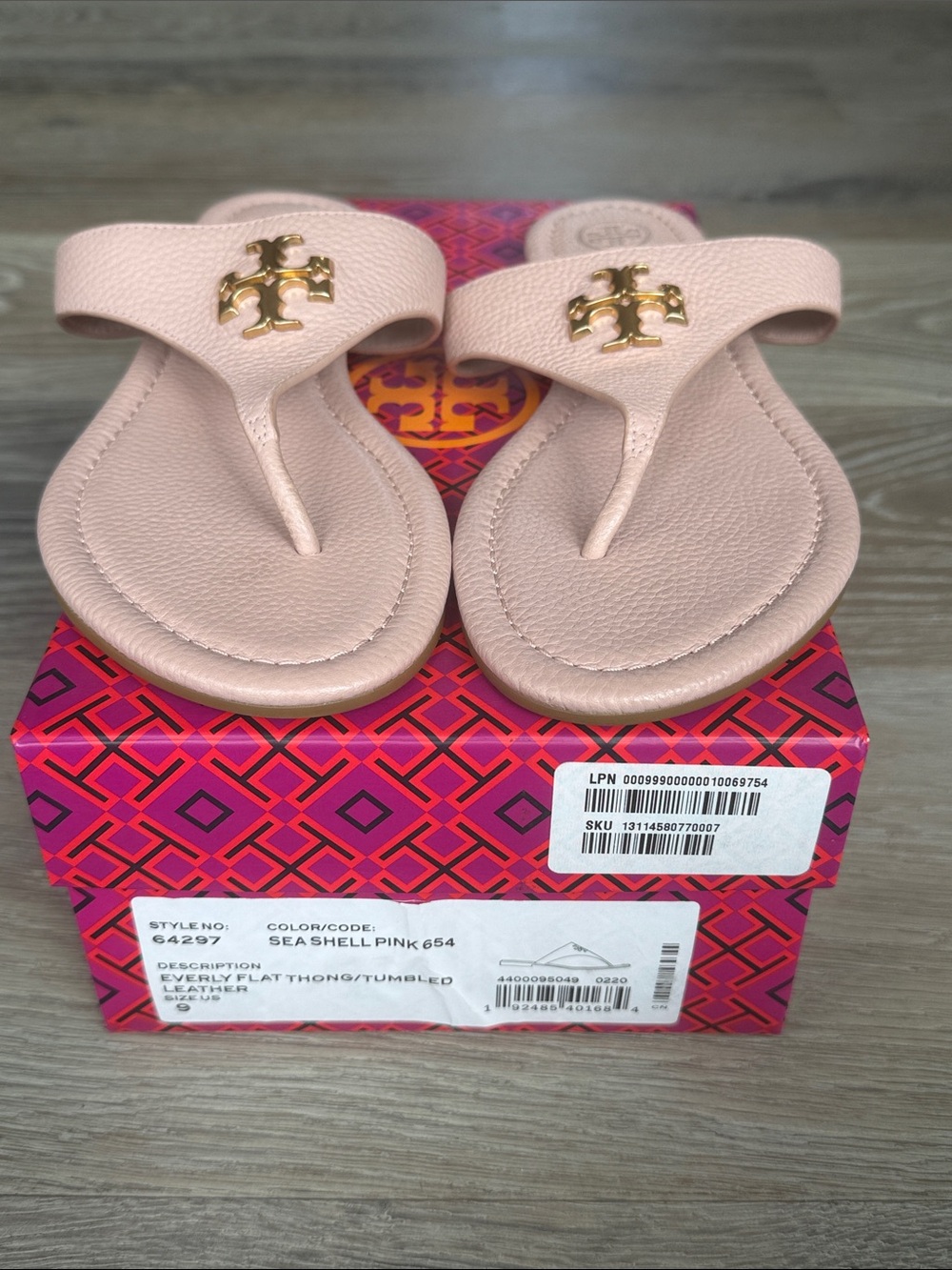 Tory Burch Sea Shell Pink Tumbled Leather Sandal Flat Thong Gold Double T Logo 9 - Picture 2 of 9
